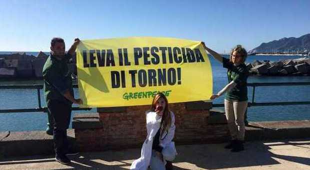In piazza contro i pesticidi, volontari Greenpeace a Salerno travestiti da dottori