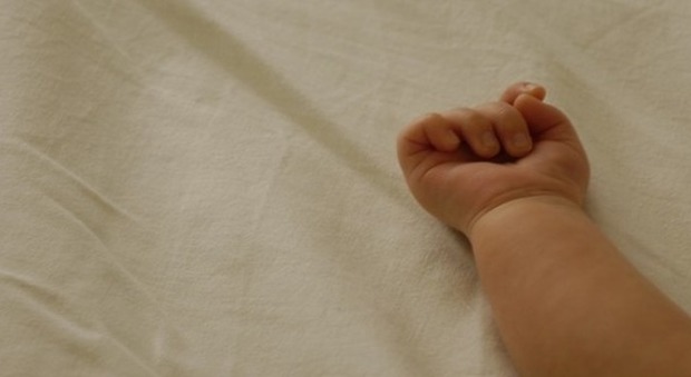 Bimbo di un mese e mezzo muore nel sonno: trovato dal papà in culla