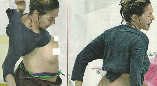 Claudia Gerini hot, strip involontario a Ponza: mostra topless e lato B