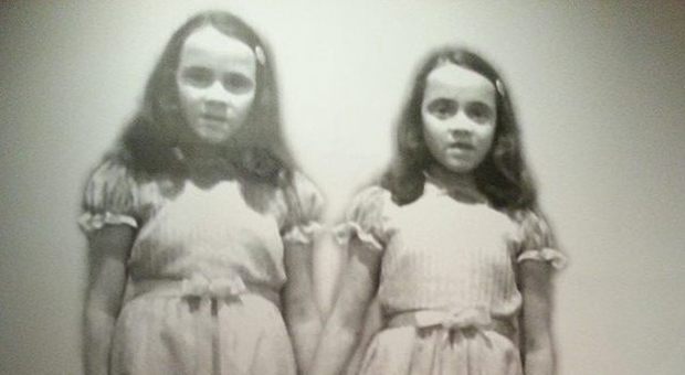 Le gemelle di Shining 34 anni dopo: ecco come sono e cosa fanno le bimbe più spaventose del cinema