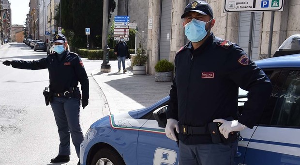Civitanova, senza patente e assicurazione fugge dalla polizia con a bordo la moglie incinta di 8 mesi: multe per migliaia di euro