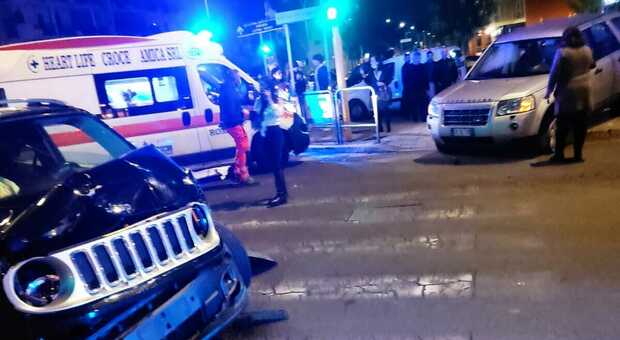 Incidente stradale nella notte, tre ragazzi feriti e trasportati in ospedale
