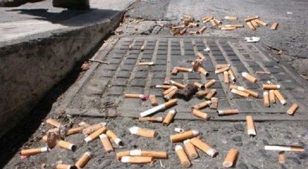 Anziana di 82 anni raccoglie 12 mila mozziconi di sigaretta per strada: «Banchina del bus il posto peggiore»