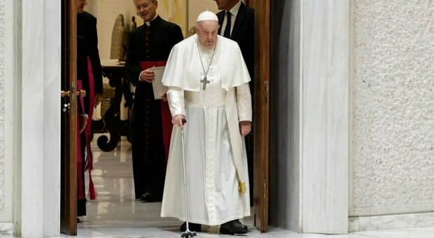 Papa Francesco: «Ancora non sto bene». Bergolio all'udienza generale non legge la catechesi. Le condizioni