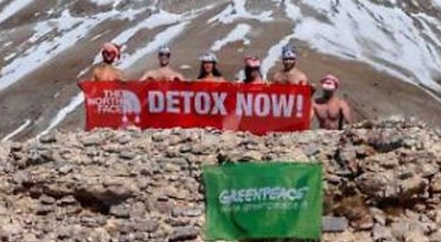 Greenpeace, attivisti nudi sul monte Morello contro gli abiti contenenti Pfc