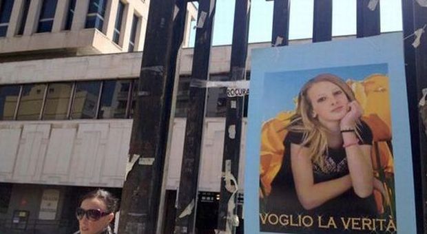 Un poster di Sarah Scazzi sul cancello del tribunale: «Voglio la verità» Cresce l'attesa per la sentenza