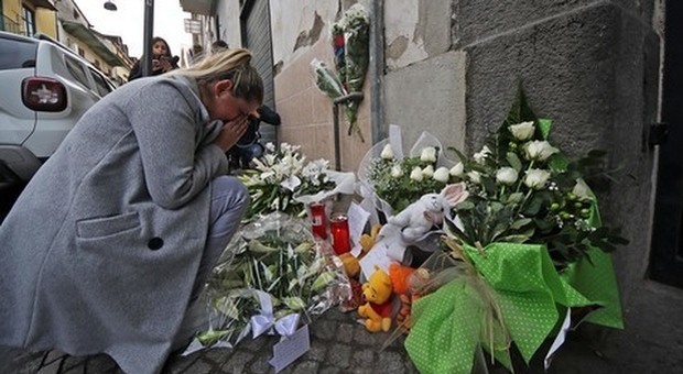 Bimbo ucciso a Napoli, la lenta agonia di Peppe: la madre ha assistito al pestaggio