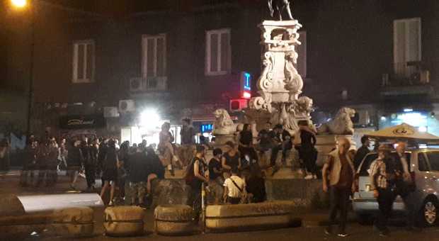Napoli: in costruzione una «gabbia» anti-vandali per la fontana di Monteoliveto