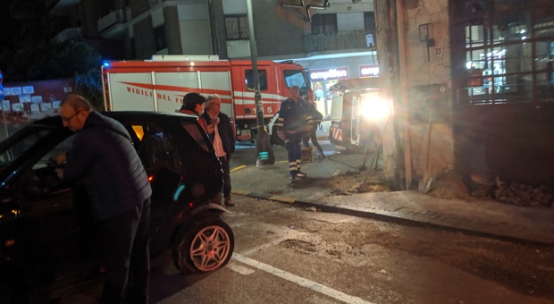 Auto abbatte segnale stradale: ferito 48enne che mangiava una pizzetta davanti al bar