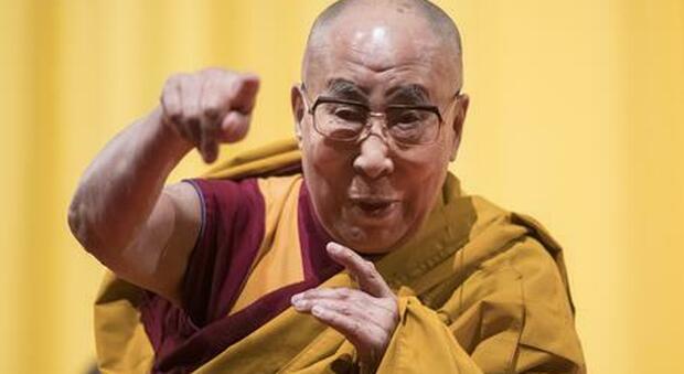 Il Dalai Lama contro la Cina: «Sta schiacciando fedi e culture». Agli arresti un vescovo
