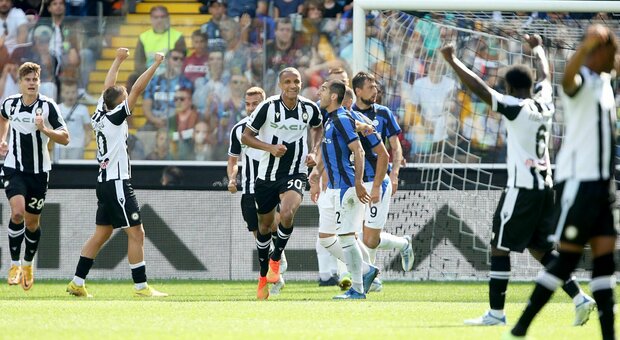 Inter, un altro blackout: segna Barella, ma l'Udinese ribalta tutto e vince 3-1. Bastoni furioso in panchina