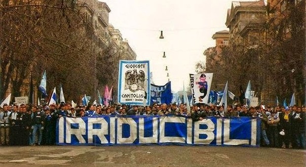 Lazio, gli Irriducibili festeggiano il trentennale con stricioni in tutta Roma