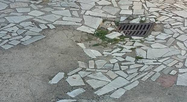 Castellabate, pavimentazione sconnessa dinanzi gli uffici comunali. La minoranza scrive al sindaco