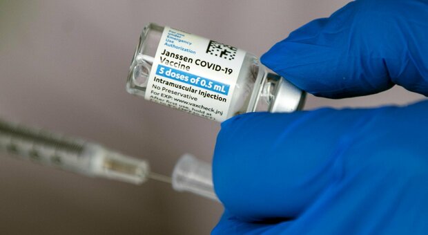 Vaccino J&J, ad aprile prime 400mila fiale: ecco a chi sarà dato