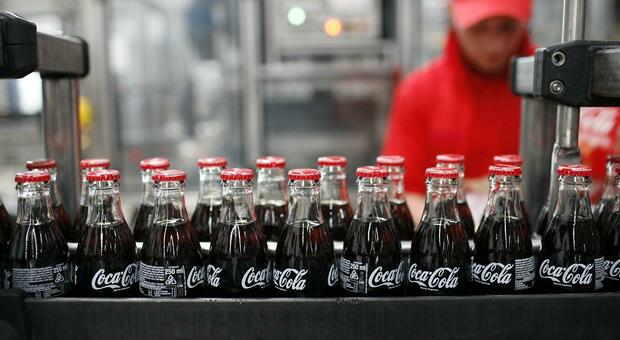 Una linea produttiva Coca-Cola, che estenderà a tutti i prodotti di plastica i tappi che non si staccano