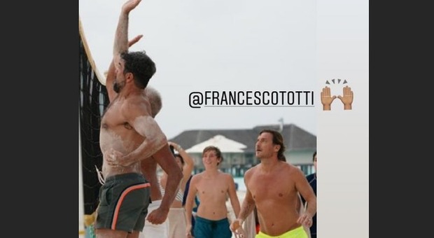 Francesco Totti e Pierfrancesco Favino, la sfida a beachvolley nel resort extralusso alle Maldive finisce su Instagram