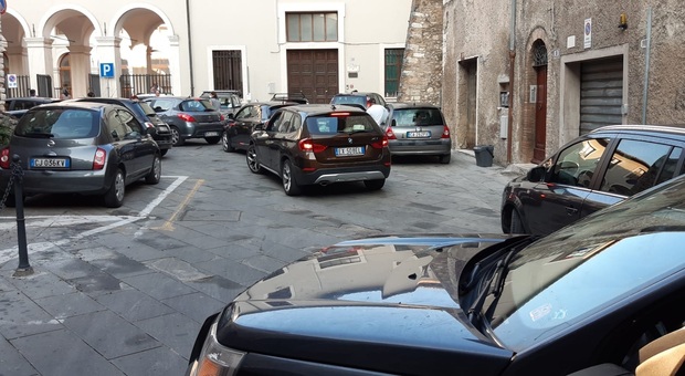 Colonna di auto in Piazza Bocciarelli