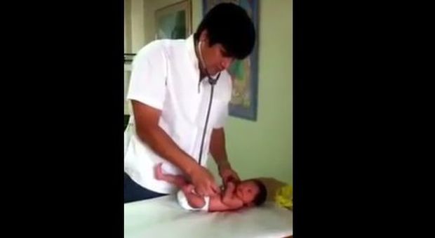 Il dottore visita per la prima volta il neonato, quello che fa lascia senza parole