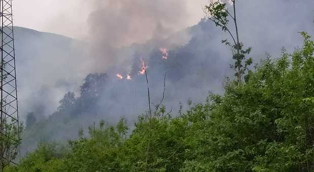 Devastante incendio nei boschi di Montoro, in azione due canadair