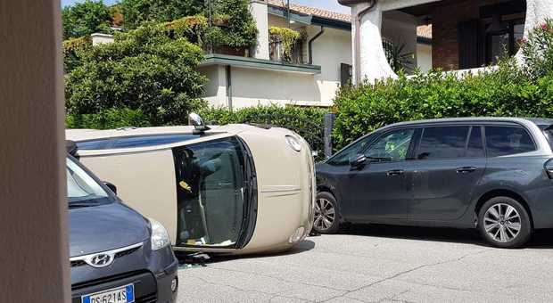 Fiat 500 "impazzita", finisce sull'auto in sosta e si ribalta: illeso il 45enne al volante
