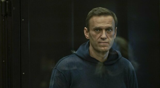 Navalny, morto il medico di Omsk che lo curò dopo l'avvelenamento: aveva 55 anni, mistero sulle cause