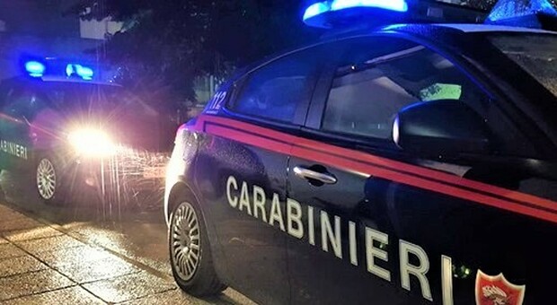 Ubriaco picchia la madre dopo aver rotto alcuni mobili e aggredisce i carabinieri: arrestato un 33enne
