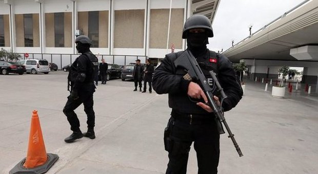 Tunisia, terzo attentatore ancora in fuga. I terroristi: sgozzate i turisti sulle spiagge
