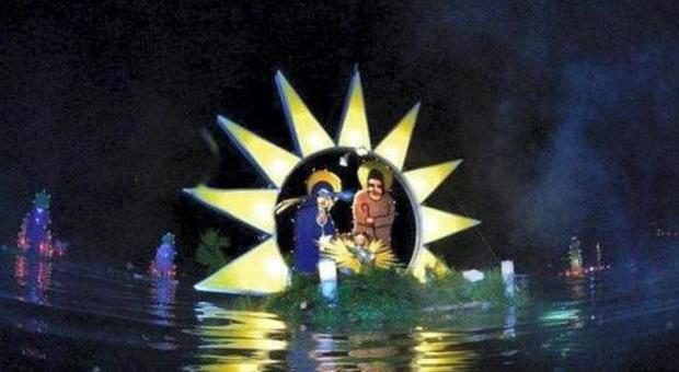 Il Bambin Gesù subacqueo affiora a mezzanotte dal lago