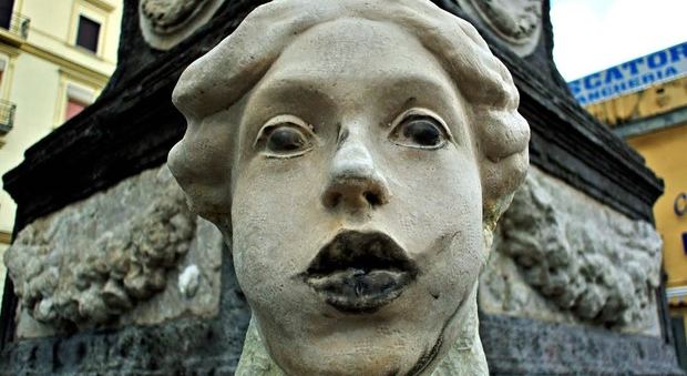 Imbrattata la fontana in piazza Mercato: occhi, bocca e mento anneriti | Guarda