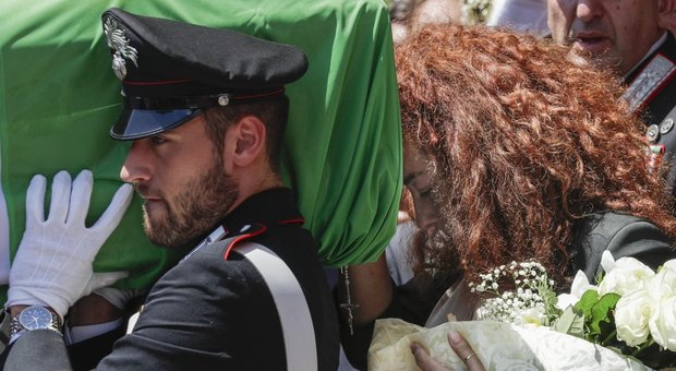 Carabiniere ucciso, folla in chiesa: sulla bara le foto del matrimonio e la maglia del Napoli