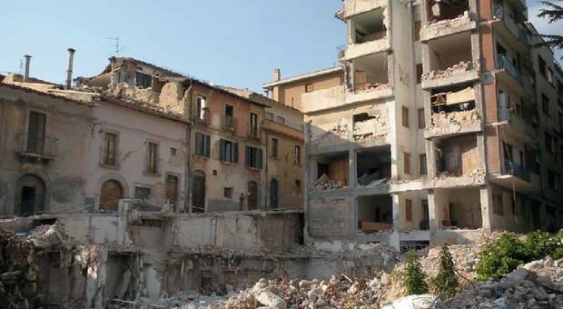 Terremoto, palazzo crollato: la nuova sentenza. «Le vittime non ebbero colpe»