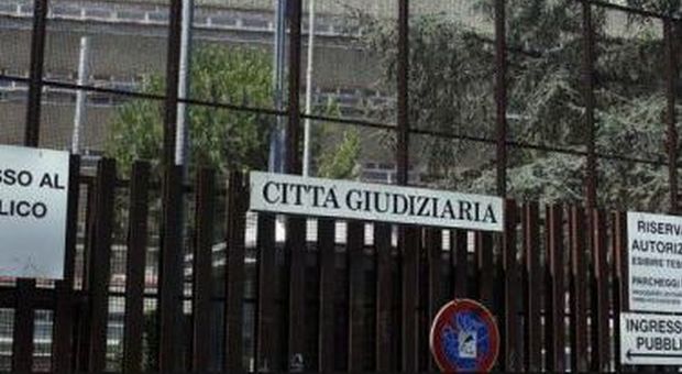 Roma, bidello spacciatore al liceo: pena confermata a 3 anni