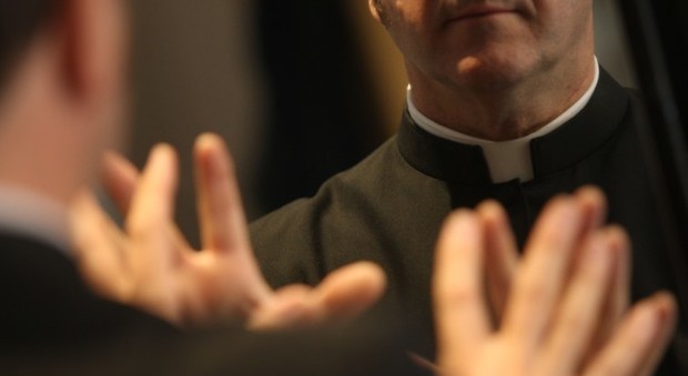 Stop al segreto confessionale: «Denunciare i pedofili». Ma 600 preti dicono no