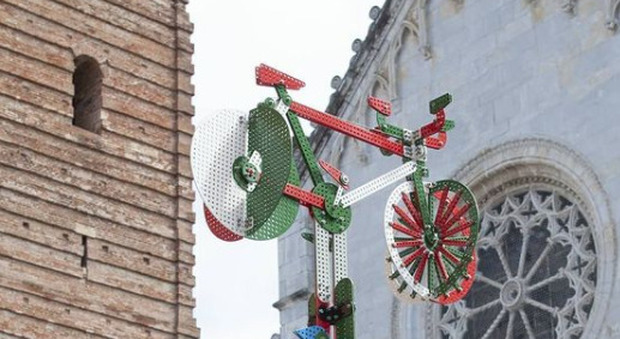 A Pietrasanta i colorati "Meccano" di Tano Pisano: in mostra per la città fino al 6 febbraio