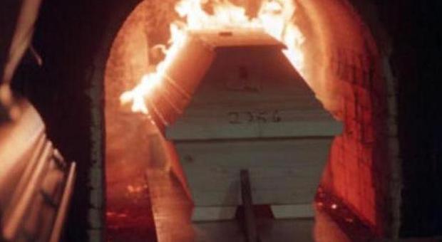 Il Comune ordina la cremazione del padre, ma le ceneri spariscono