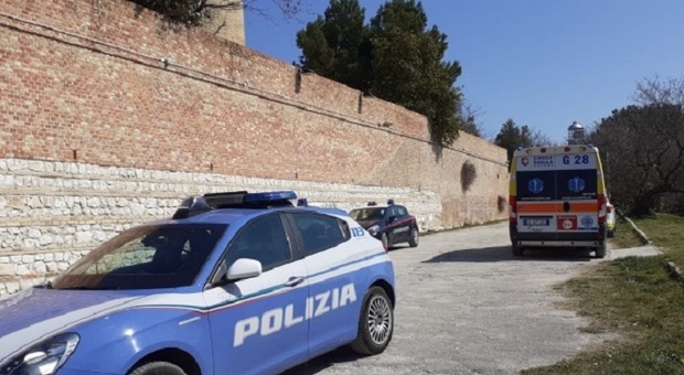 Ancona, sventato un tentativo di suicidio al Cardeto: l'uomo di 34 anni era già noto alle forze dell'ordine