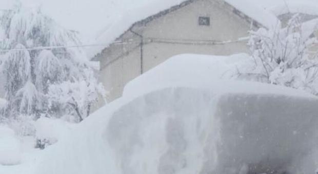 Sepolti dalla neve a 4 km da Ascoli, l'sos choc di una famiglia