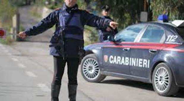 Non si ferma all'alt dei carabinieri: inseguito, si schianta con l'auto rubata