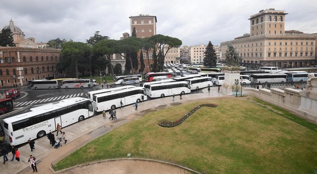 Il ricatto dei bus turistici paralizza Roma. La Raggi: «Li denunciamo»