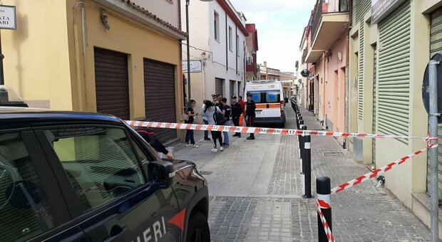 Femminicidio a Cagliari in un centro per migranti: uccide la compagna a coltellate e poi si costituisce