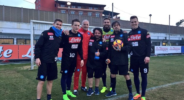 Lillo & Greg, acquisti fuori mercato: foto di gruppo con il Napoli calcio