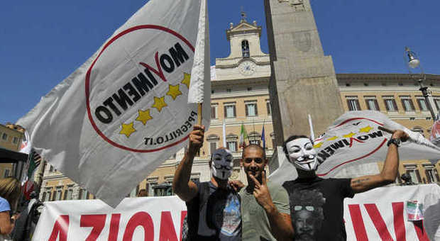 M5S, i grIllini manifestano a Montecitorio: «Ecco le nostre consultazioni». Grillo: al Quirinale un novantenne e un pregiudicato