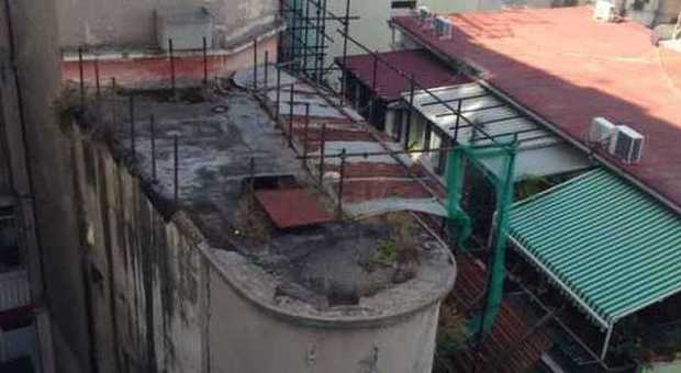 LA CITTA' CHE CROLLA | Nuove segnalazioni: «Calcinacci accanto a un asilo, rischio frana vicino al Policlinico» | Foto