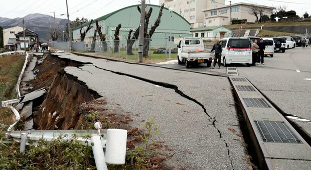 Terremoto Giappone, scossa di magnitudo 7.5: almeno 30 morti. Evacuate 51mila persone, ridotto il livello di allarme tsunami