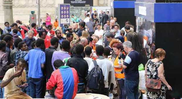 Milano, stazione invasa dai profughi Presidio Cri, già 108 casi di scabbia