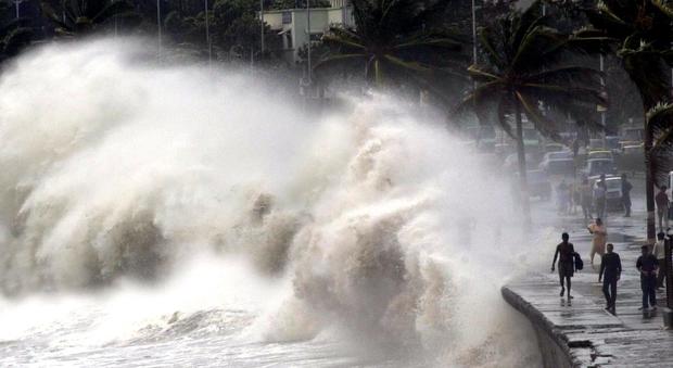 India, 117 pescatori dispersi dopo un ciclone: polemica sulla mancata allerta