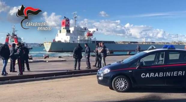 Operazione di carabinieri e finanza a bordo di una nave a Costa Morena