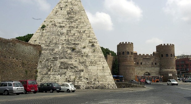 Roma, case abusive a Piramide: iniziato il blitz della polizia per lo sgombero