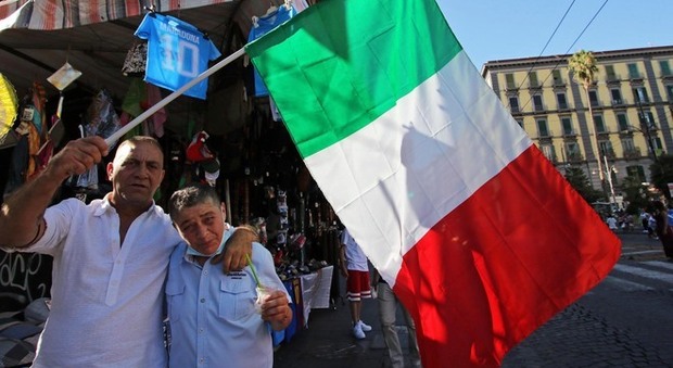 Italia-Spagna, è festa anche a Napoli: tuffi e caroselli fino all'alba