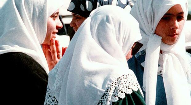 Niqab a scuola, i genitori della bambina si scusano: «Abbiamo sbagliato». Il Comune però vuole approfondire